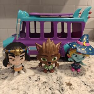 Hasbro Netflix 2018 Super Monster Bus w/ Lights & Sounds And 3 Figures